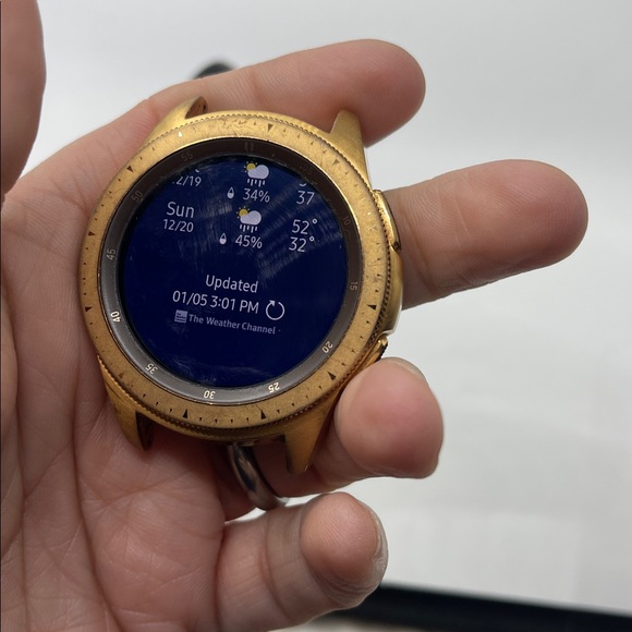 Samsung Galaxy watch and charger dock - Picture 8 of 9